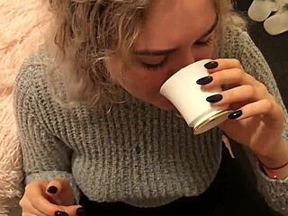 Sarışın kız sik emiyor ve kahvesini dölle içiyor.