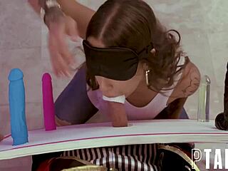 ضع الجورب على أبريل أولسن ولورين فيليبس لعبة جامحة