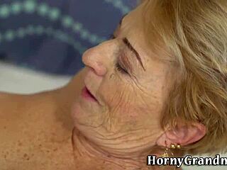 vrásčitá babička bere tvrdé buchání s nepořádným vytryskem