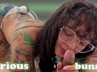 Любопытный кролик интенсивно нюхает жопу и член!