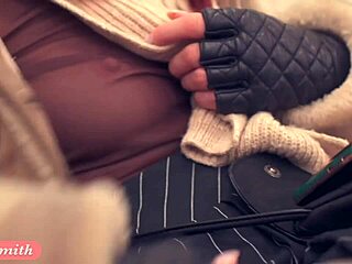 Jeny Smith zieht sich nackt im Büroaufzug aus