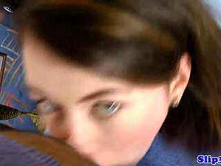 טינאייג'רית פולנית בת 18+ מוצצת זין של זקן לפני זיון קשה על ספת הקסטינג