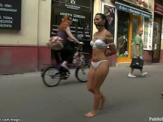 我看这罗马尼亚妞在街头被羞辱