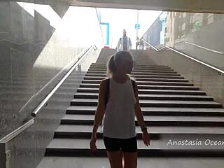 Ουάου! Ένα κορίτσι δείχνει τα γυμνά στήθη σε δημόσιο λεωφορείο!