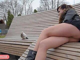 Jeny Smith ukazuje bezšvové pančuchové nohavice vo verejnosti, upskirt