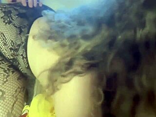 Împărțesc iubita voluptuoasă cu un prieten în threesome cu țâțe mari și fund mare la patru labe