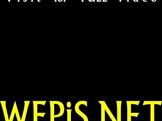 Szexi pár felfedezi a vad pisilést forró versenyben