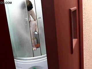 Pov pastorek gleda, kako njegova mačeha pere v prhi rit mokra pička MILF velike naravne joške pena milo pena stara mlada 18+ pozornost uprizorjeno vsi udeleženci so starejši od 18 let