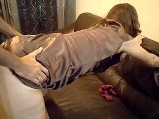 זונה לבנה חמה בבגד משי מזדיינת בדוגי POV עם דיבור צרפתי מלוכלך