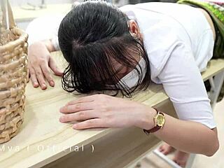 Putain, ma belle prof adore se faire baiser le cul par derrière, tu vois !