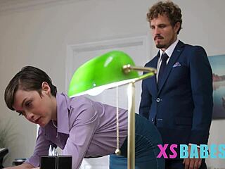 Сексуальное напряжение нарастает с моей крошечной 18+ секретаршей на работе