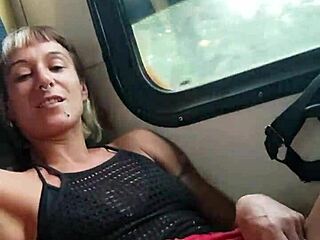 חבר מגרה אותי ואני מוצץ את הזין הענק שלו ברכבת!