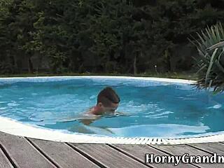 Zrela baba se liže i prstima u hardcore akciji