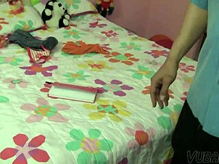 Svart hårig styvdotter tar sperma över hela ansiktet