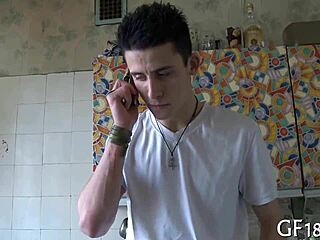 Sexig 18+ tjej ger grov blowjob i hemmavideo