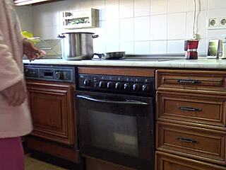 Ho rischiato con la mia figliastra asiatica arrapata a casa