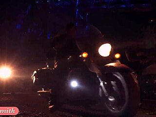 Ich liebe Jeny Smiths Cameltoe und großen Arsch im engen weißen Anzug