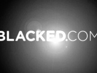 สาวผมแดง Kimberly Brix ขี่ควยดำใหญ่ในกลุ่มสามคน