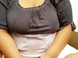 Indian Young Girl Reveals Her Tits