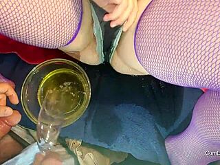 Εε, πλησιάζουμε πολύ με παιχνίδι σπέρματος και ούρων σε καλσόν, ξέρεις;