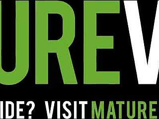 Cougar cacciano cazzi giovani 18+ 18+ in auto senza preservativo! 🚗