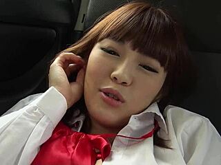 Drobná Japonská 18+ baba prvý krémový orgazmus vibrátorom v aute