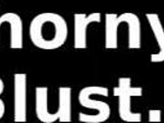 Γαλακτοφόρα Λατίνα Δείχνει Τα Φυσικά Της Στήθη στην Κάμερα