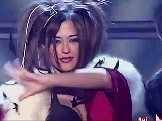 giorgia palmas performs a sexy dance on cdlive stage