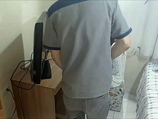 Safada Dona de Casa Meets Depraved Repairman for Hot Action!