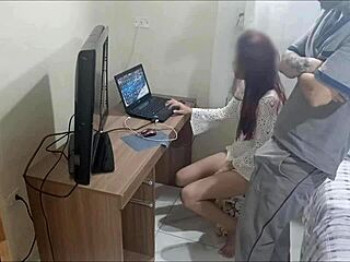 Safada Dona de Casa Meets Depraved Repairman for Hot Action!