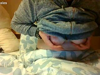 i'm flashing my tits for you