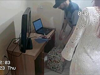 Safada Dona de Casa Meets Depraved Repairman for Hot Action!