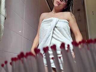 Holy crap, Mah Santos looking hot in that video!