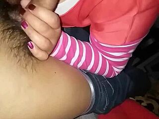 מוני מספקת ביצועים אורליים אינטנסיביים