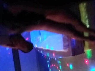 esposa brincando com o novo brinquedo dela