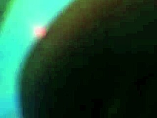 esposa brincando com o novo brinquedo dela