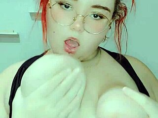 ruivinha gostosa se masturbando sozinha