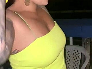 ruivinha safada chupando o marido na balada