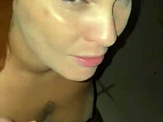 ruivinha safada chupando o marido na balada