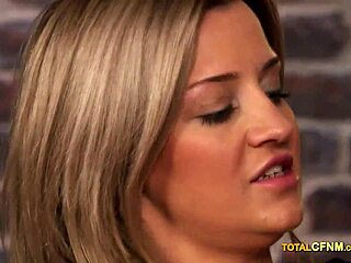 דוגמן גבר נפגש עם פיתוי?