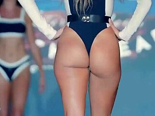 modelo culonasa showing off her curves in bikini