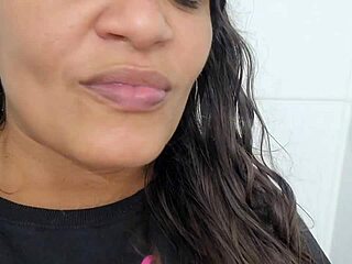 Paty reaches orgasm with magic wand