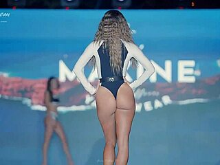 modelo culonasa showing off her curves in bikini