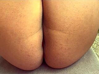 Esposa Rabuda Se Exibindo De Fio Dental