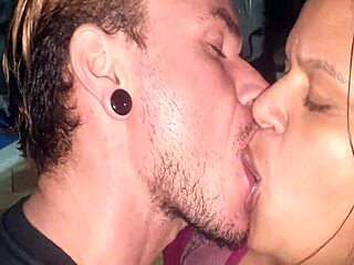 Kiss challenge: who cums first loses with paty bumbum!