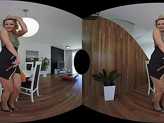 samantha jolie loves vr sex and toying her pussy!