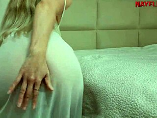 Blonde Brazilian dances and twerks without panties, exposing her ass