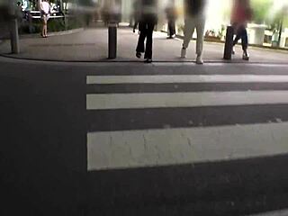 関西弁が可愛いド派手な金髪ギャルを捕獲！！見た目に寄らず丁寧に舐め上げるフェラチオといやらしすぎる動きで攻める4次元手コキは必見！！感度抜群のスレンダーボディをガタガタと震わせてイキ狂い潮吹き絶頂！！中出しされても物足りず「もう終わりなん？？」とおねだりする関西弁ギャルに萌えまくり！！2連続大量発射！！