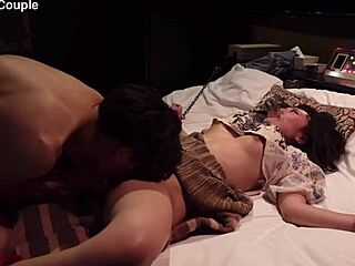 가슴 큰 여자가 격렬한 커닐링구스로 오르가즘