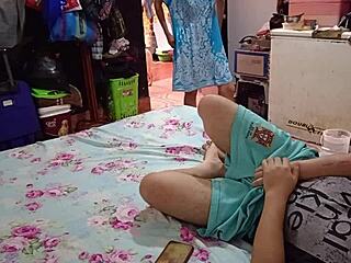 Mi Madrastra Me Descubre Masturb�ndome